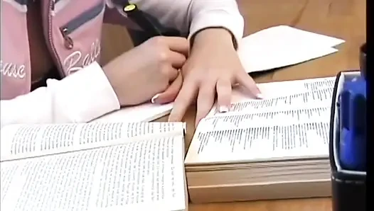 Azgın genç üniversiteli kız mutfakta büyük dildoyla amına mastürbasyon yapıyor