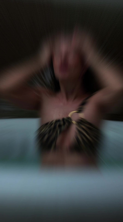 Du kan hitta mina naken- och halvnaken foton på min onlyfans sida.