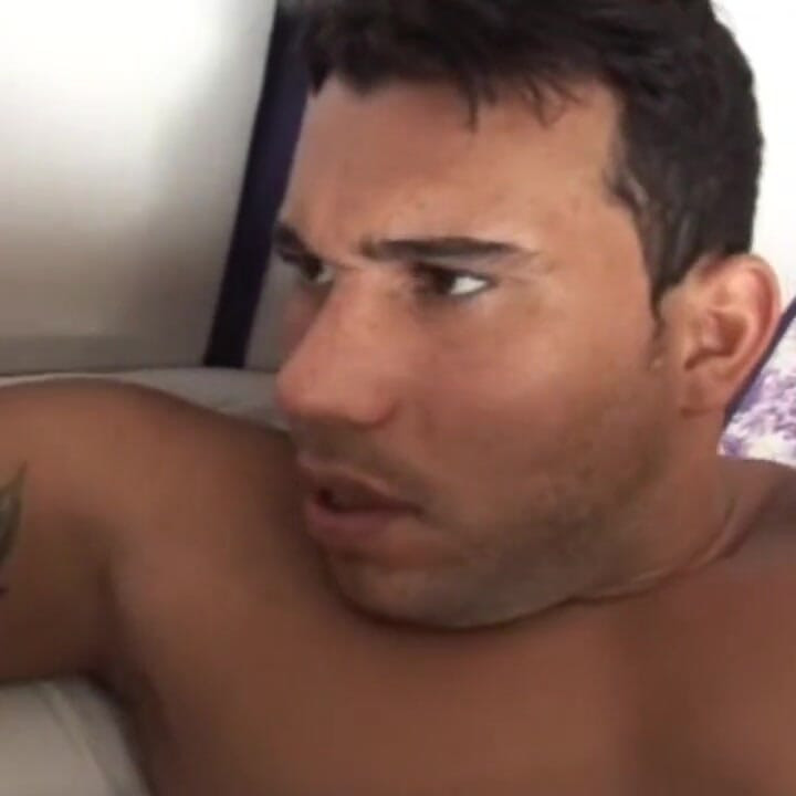 Latino musculoso fodido por transsexual na cama