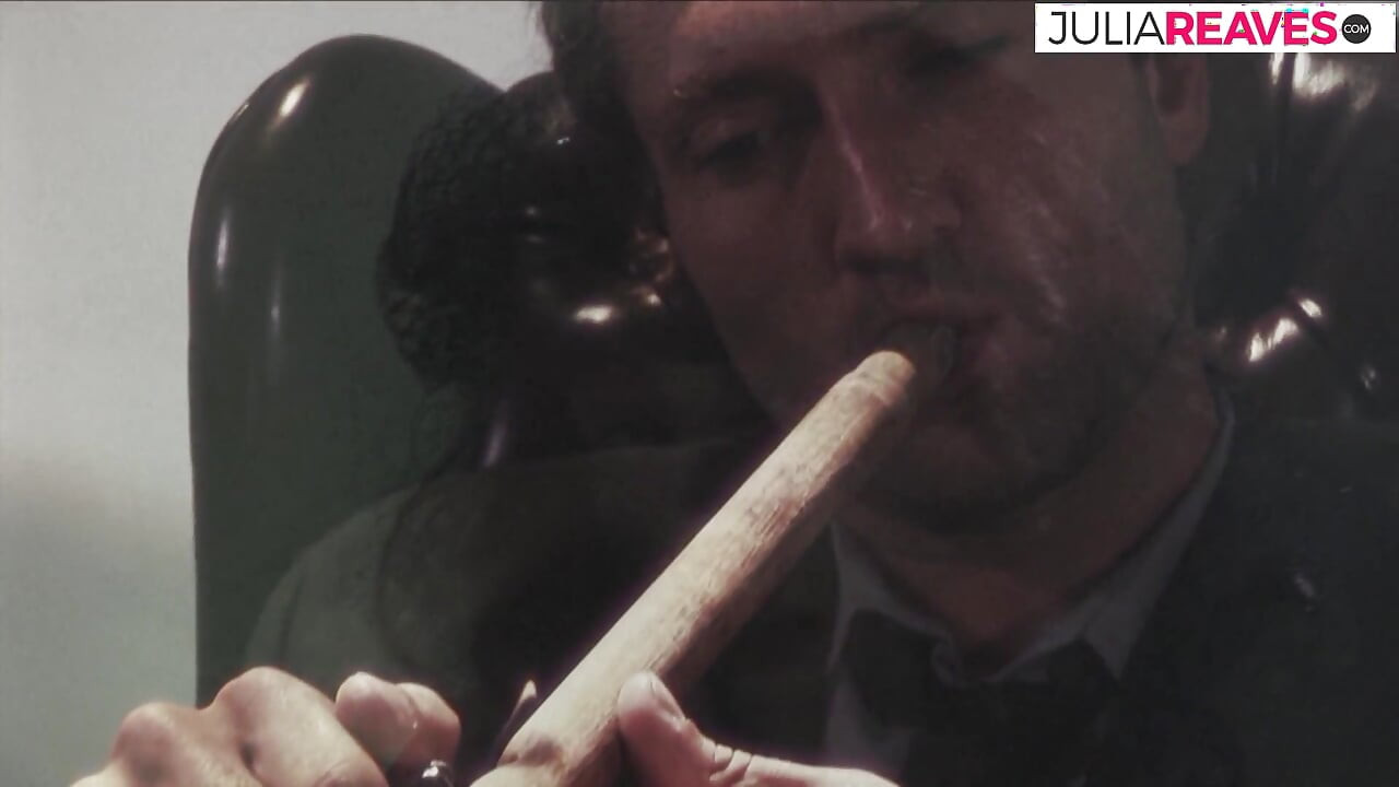 欲火中烧的荡妇在她的阴户里得到大量精液