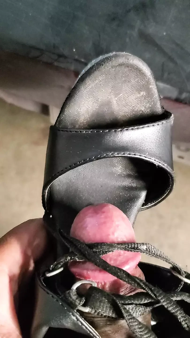 J'ai trouvé le sac de travail d'une cliente dans des talons sales de strip-teaseuse