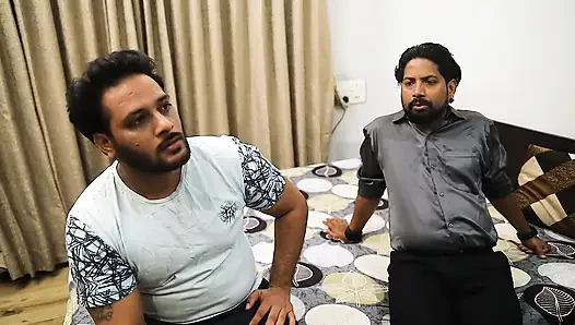 Güzel ofis kızı terfi almak için ofis patronu tarafından sikiliyor, sert üçlü seks