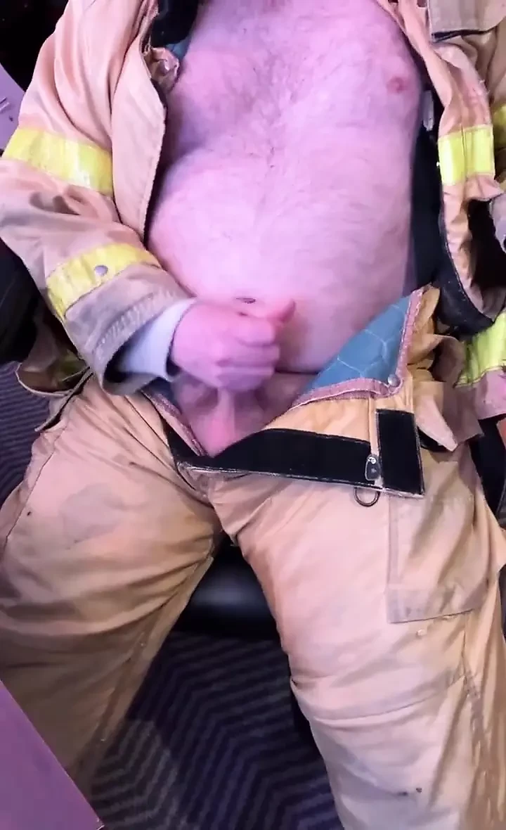 Svrši na pantalone vatrogasca