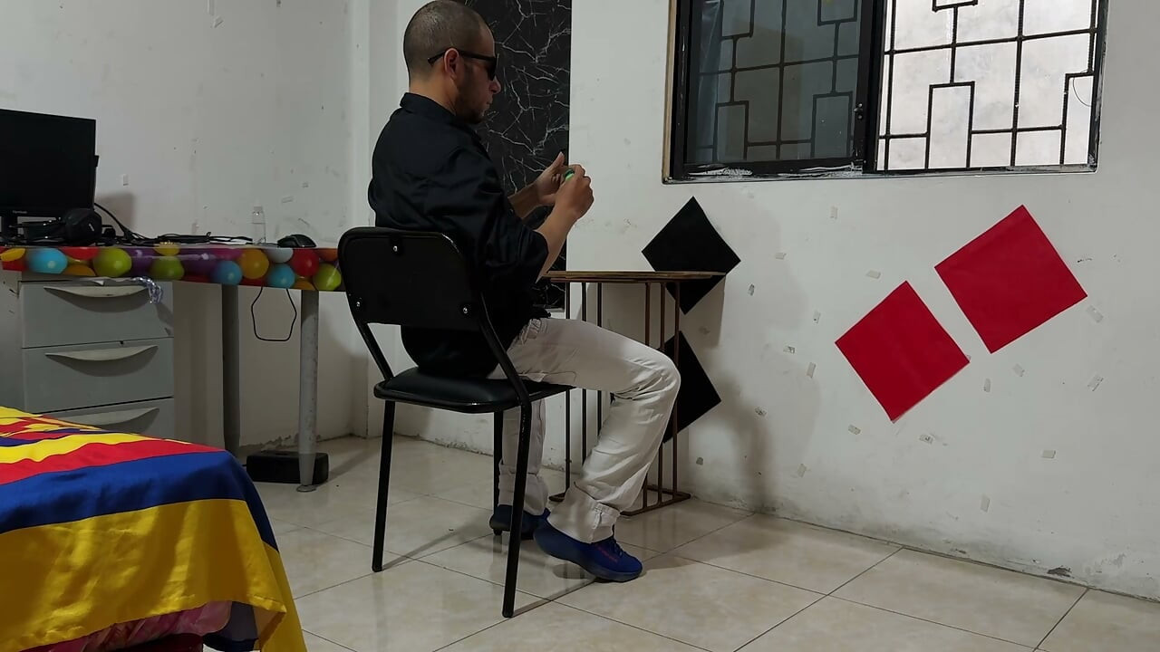 Un jefe alfa y su secretaria enamorada forman una dinámica inusual en la oficina de casa.