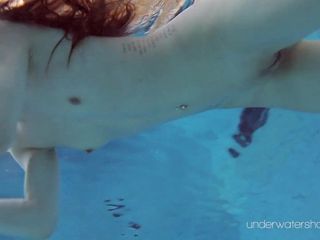 Roxalana cheh roșcată sexy sub apă