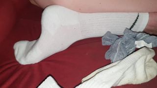 Scopata con dildo in calzini Nike bianchi