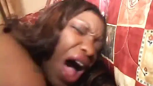 Чернокожую с большой жопой трахнул в задницу большой черный член