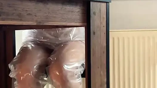 Die Bepisste Pvc Hose - Unter Tisch Ansicht