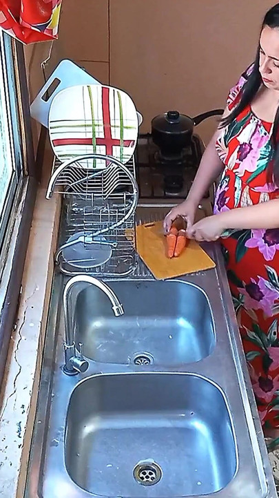 Mama vitregă s-a futut tare în bucătărie cu o amatoare reală cu fundul mare și țâțe moi, până când a venit