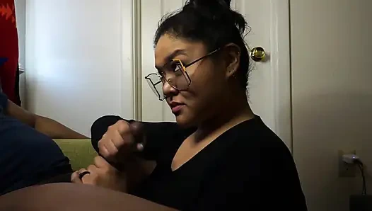 Притягиваю этот хуй своей глоткой