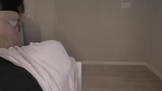 Падчерица тайно отсосала член своему отчиму, пока он отдыхал