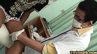 Il dottore asiatico fa un ditalino e un ragazzo senza preservativo in missionario