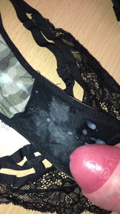 In den Tanga meiner bekannten Freundin gespritzt :)