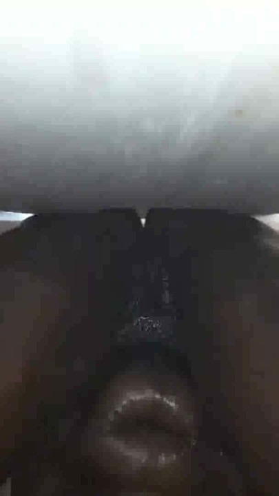 德州荡妇 - 妻子在成人店 Gloryhole 被黑屌操逼 | 第3集