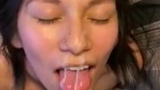 Petite amie amateur prend une éjaculation faciale