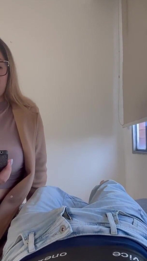 Sora vitregă bogată cu sâni naturali mari este futută de penisul mare al fratelui ei vitreg kinky | Clip 2