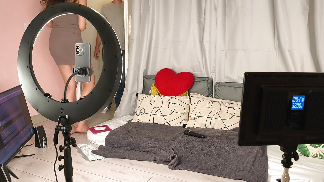 Camgirl francesa grita alto na live - vizinho entra, creampie e squirt