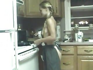 Шлюховатая телочка тыкает ее пизду кухонной посудой на прилавке