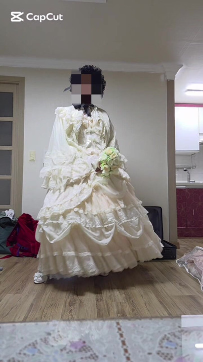 Crossdresser pleše u haljini