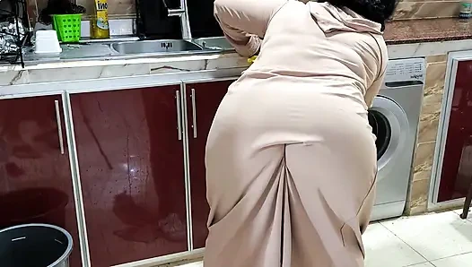 Egyptian Sharmota Get Her Pussy Wet in Kitchen Arabic Big Woman