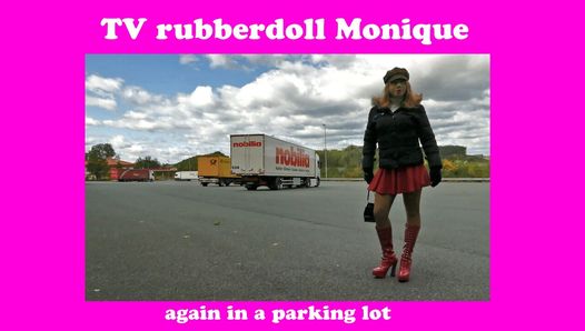 Rubberdoll Monique - travestiet met vrouwelijk masker in het openbaar