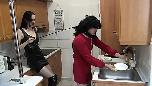 Гигантская готическая госпожа воспитывает свою маленькую девочку для уборки!