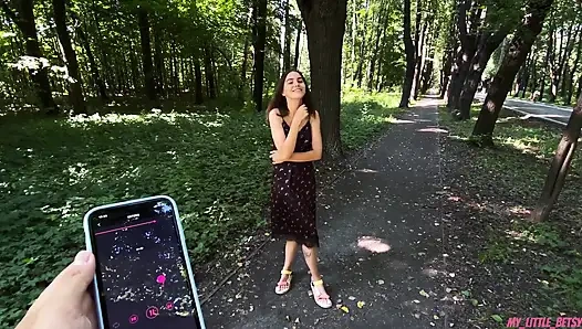 Ormanda gür ile yürüyüş yüzüne ve saçına boşalmayla sona erdi