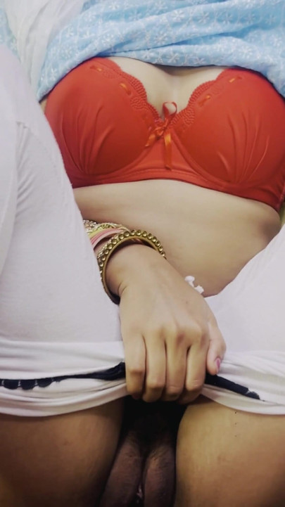 Συναρπαστική στιγμή από το "Bhabhi jee oil massage karane ka mauka do devar sex Devar Κουνιάδα παρακαλώ δώστε μου μια ευκαιρία να"
