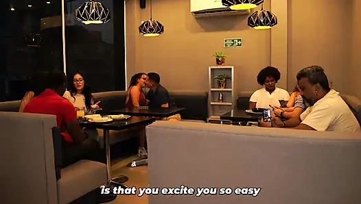 Aşıklar ateşli oluyor ve restoranın umumi tuvaletinde seks yapıyor