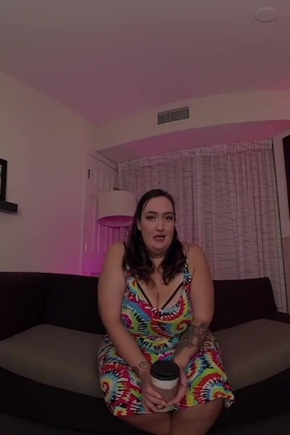 Curvy Quinn- Barista sexy- Bevr 2D convertit