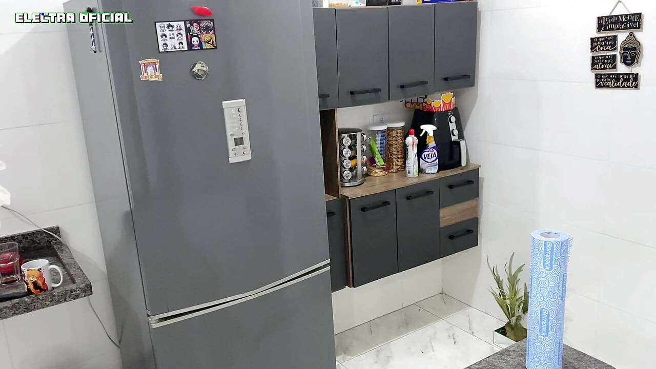 メイドを雇ったんだ。彼女はショートパンツを履いてきて、俺は狂いそうに興奮した