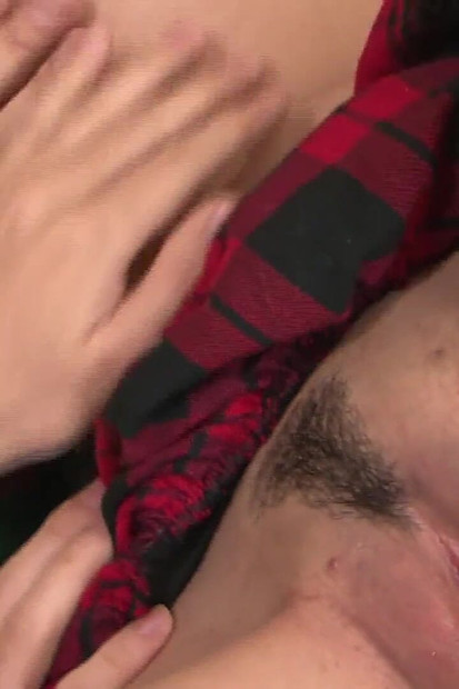 Si blonde menghisap dua zakar besar kemudian dikongkek ke pancutan mani mulut