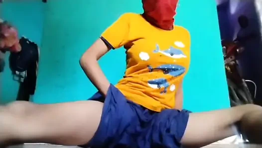 Индийская красивая девушка пальцами дома