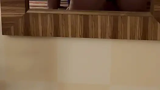 Nyepong kontol di kamar hotelku