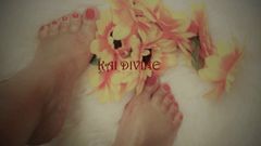 Il piede di Kai Divine collage dita rosse