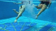 Diana Rius e Sheril Blossom lesbiche calde sott'acqua