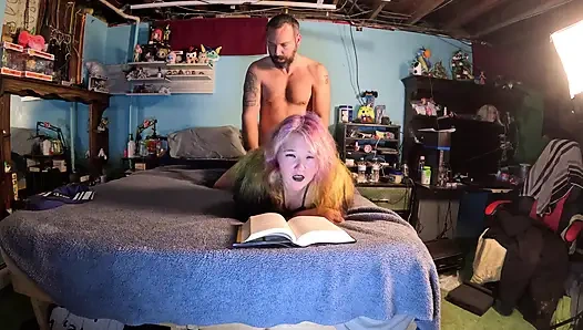 Сводный брат прерывает мое черное чтение с грубым трахом и кримпаем