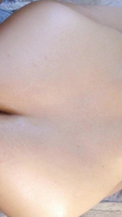 Abang tiri meniduri saya di pantat, dubur pertama saya dengan cumshot di dalam | Klip 1