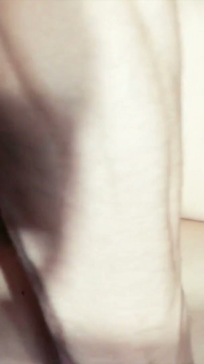 Me da un rico orgasmo lamiendo mi coño peludo, luego me folla y se corre en mi culo | Clip 1