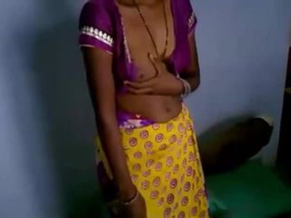 南印度乡村女孩的胸部玩表演和挤奶