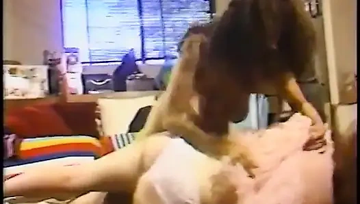 Rothaarige ringt mit der hübschen brünette auf dem boden