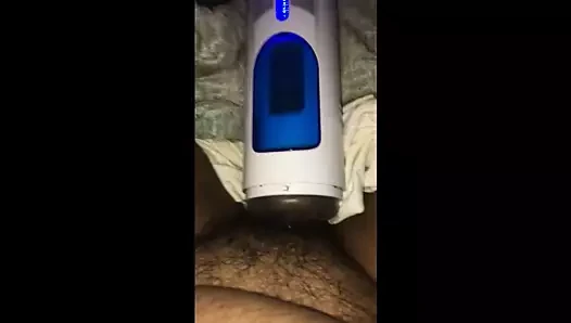 boşalmak için bir otomatik okşayarak Fleshlight tipi seksi oyuncak kullanma