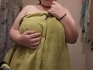 Wanita gemuk yang hampir tidak legal bermain dengan payudara 42ddd setelah mandi air panas