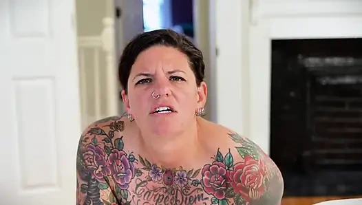 Carrie capri makineyle domalarak sikiliyor ve sert boşalıyor!