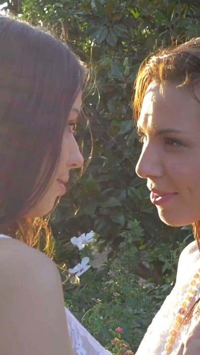 Lesbische liefde buiten van twee sexy en geile studentes | Clip 1
