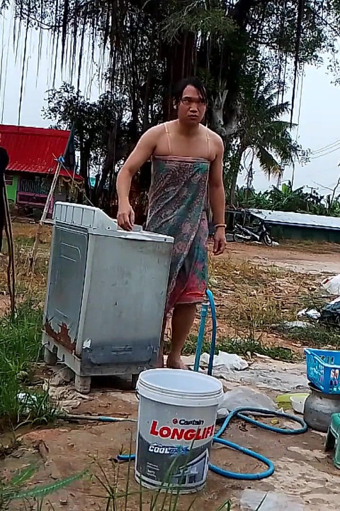 Fampfy lagi asik muasin memeknya sendirian