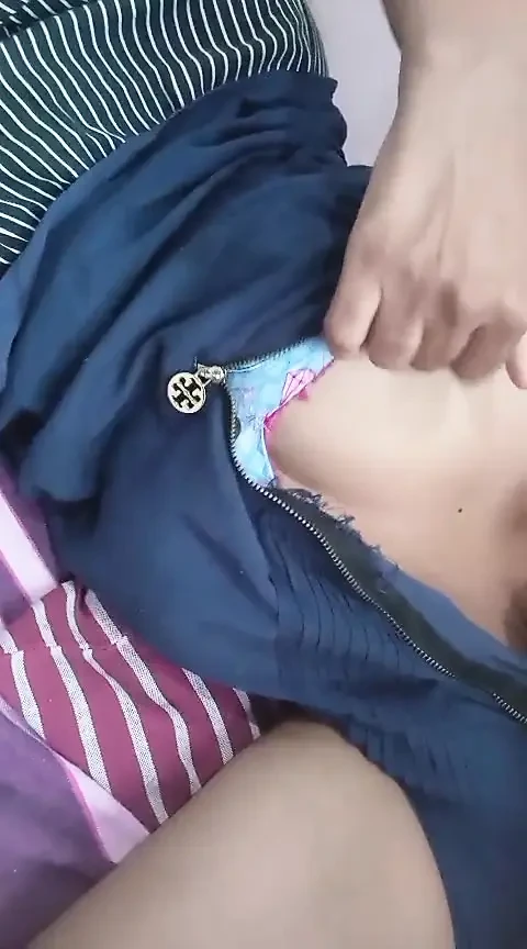 斯里兰卡女孩在浴室里集聚，用假阳具欲望与大胸部和湿润的阴户