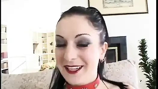Koyu saçlı vixen yarak emmede uzman