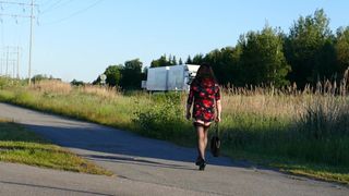 Jenny caminando sin falda al aire libre