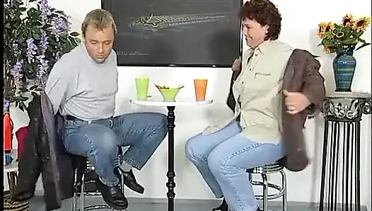 MILF lutscht schwanz und wird dann bis zum mund gefickt